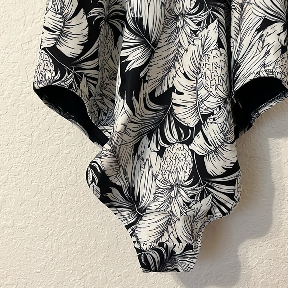 NWT OLD NAVY One Piece Black and White Square Neck Swimsuit Size XXL - Picture 10 of 16